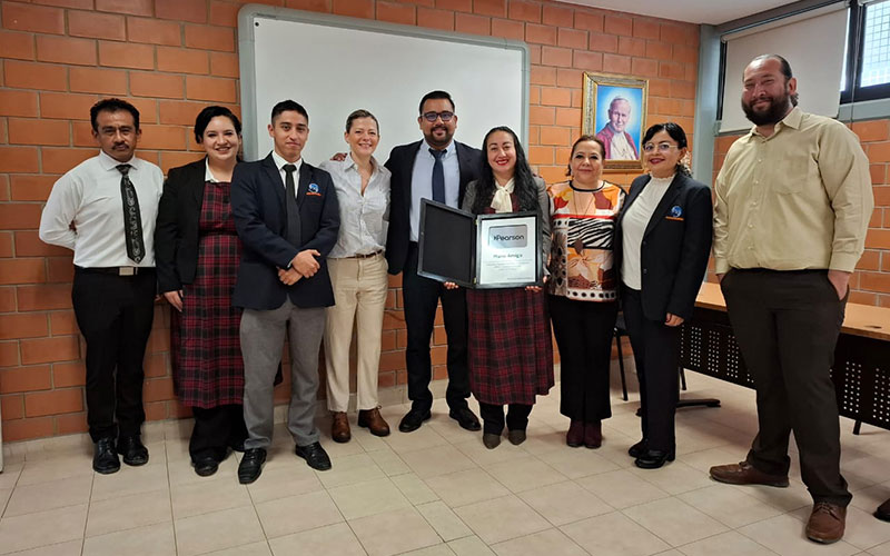 Reconocimiento a la excelencia en la enseñanza del inglés en Mano Amiga Chalco
